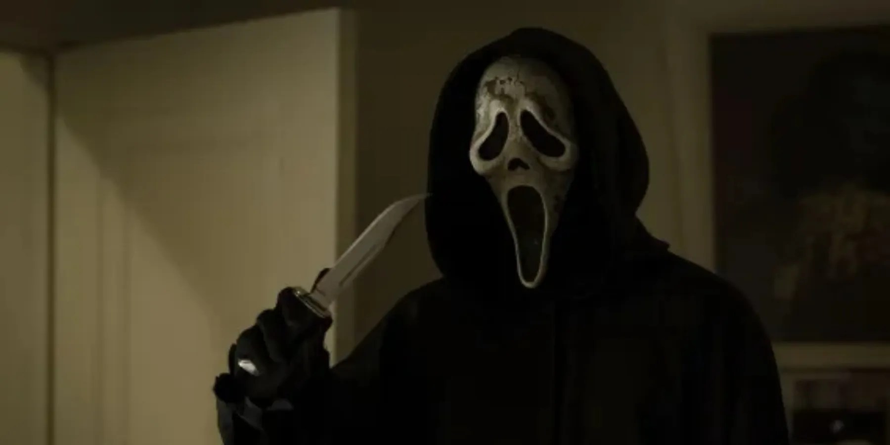 Ghostface holding up a knife in Scream