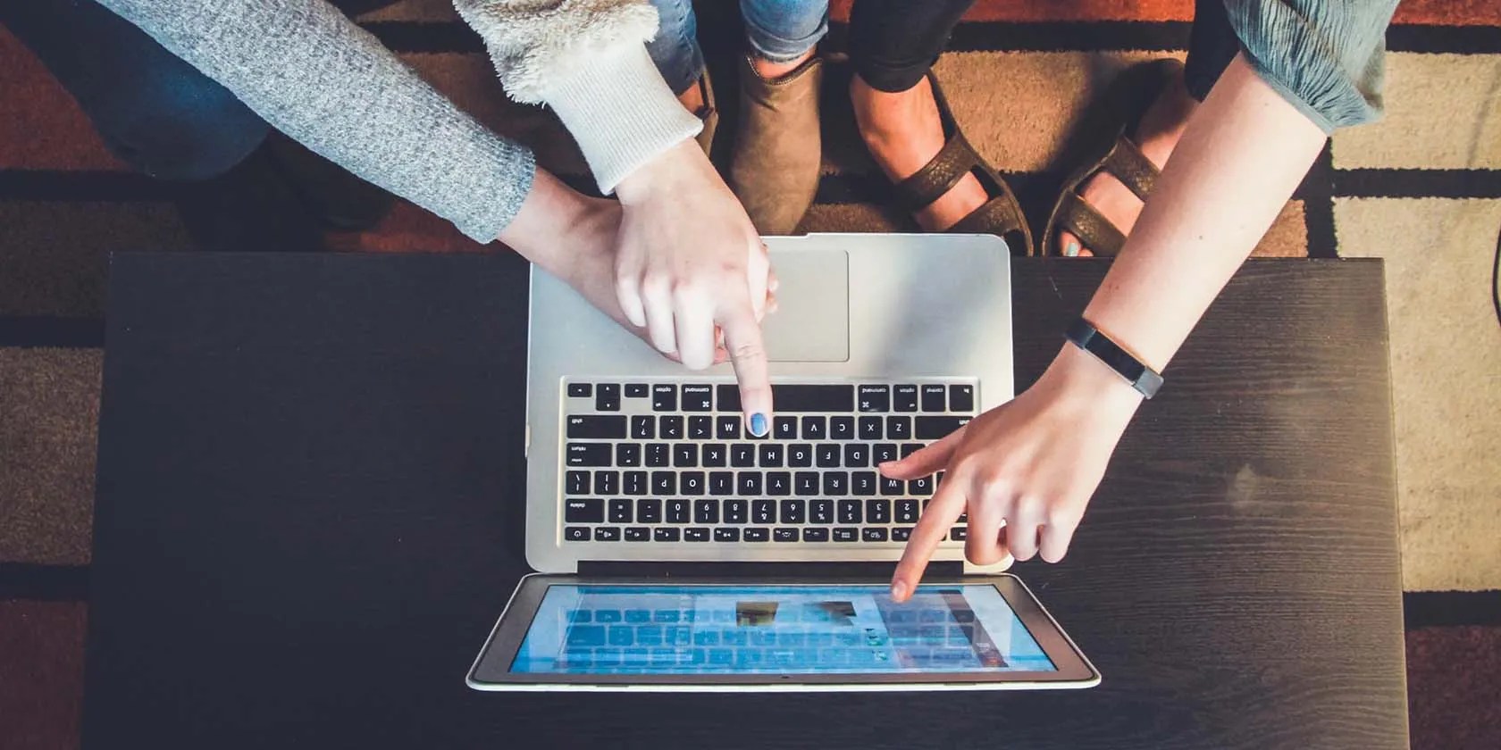 Multiple people using MacBook by using Motor Accessibility Features