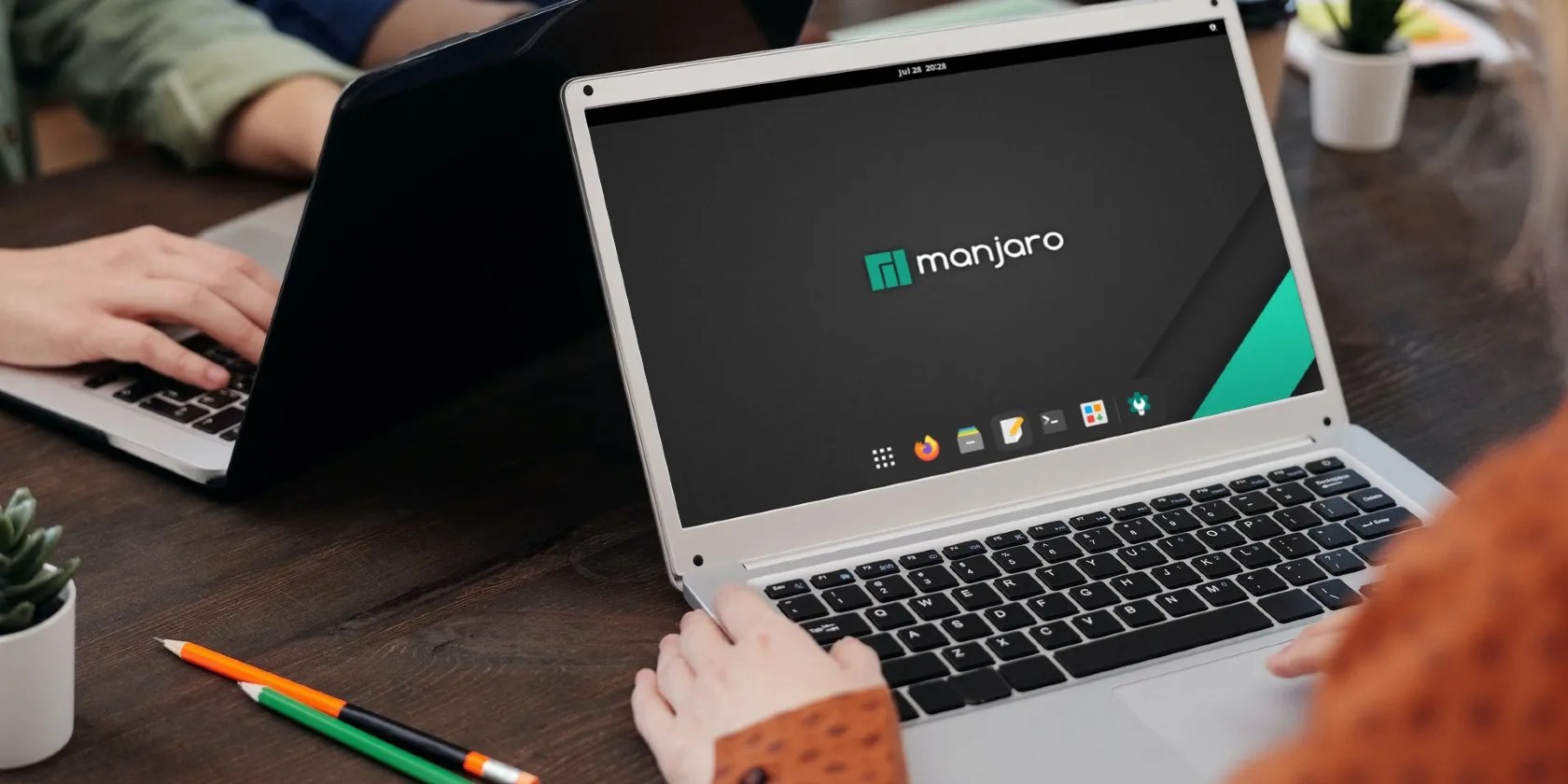 Woman using her manjaro laptop in office