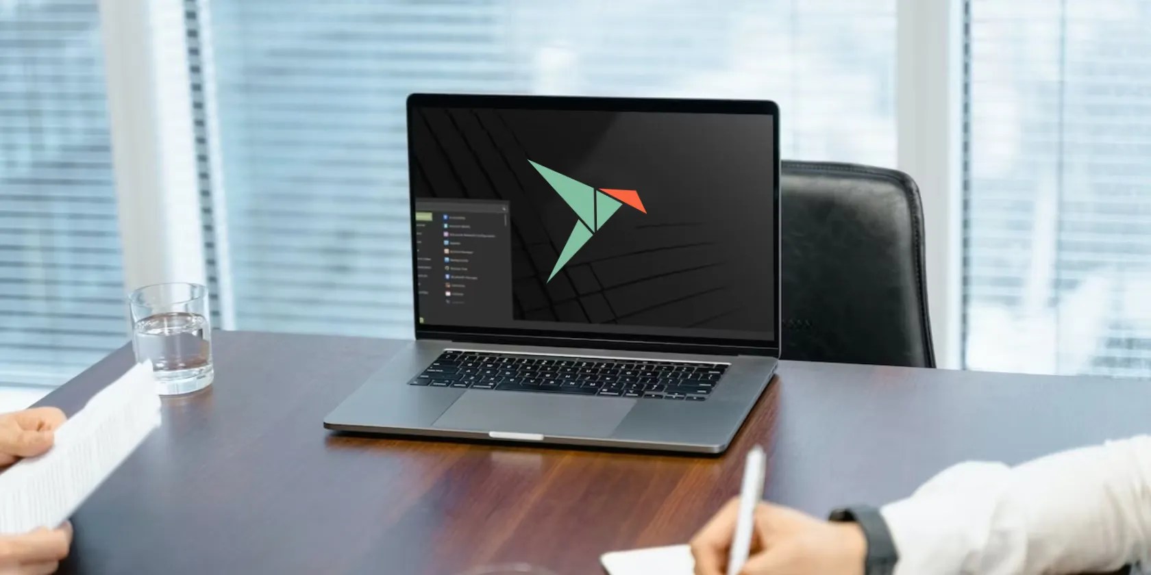 linux mint desktop with snap logo on screen