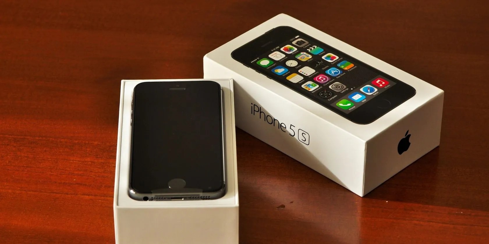 A new iPhone 5s with packaging box