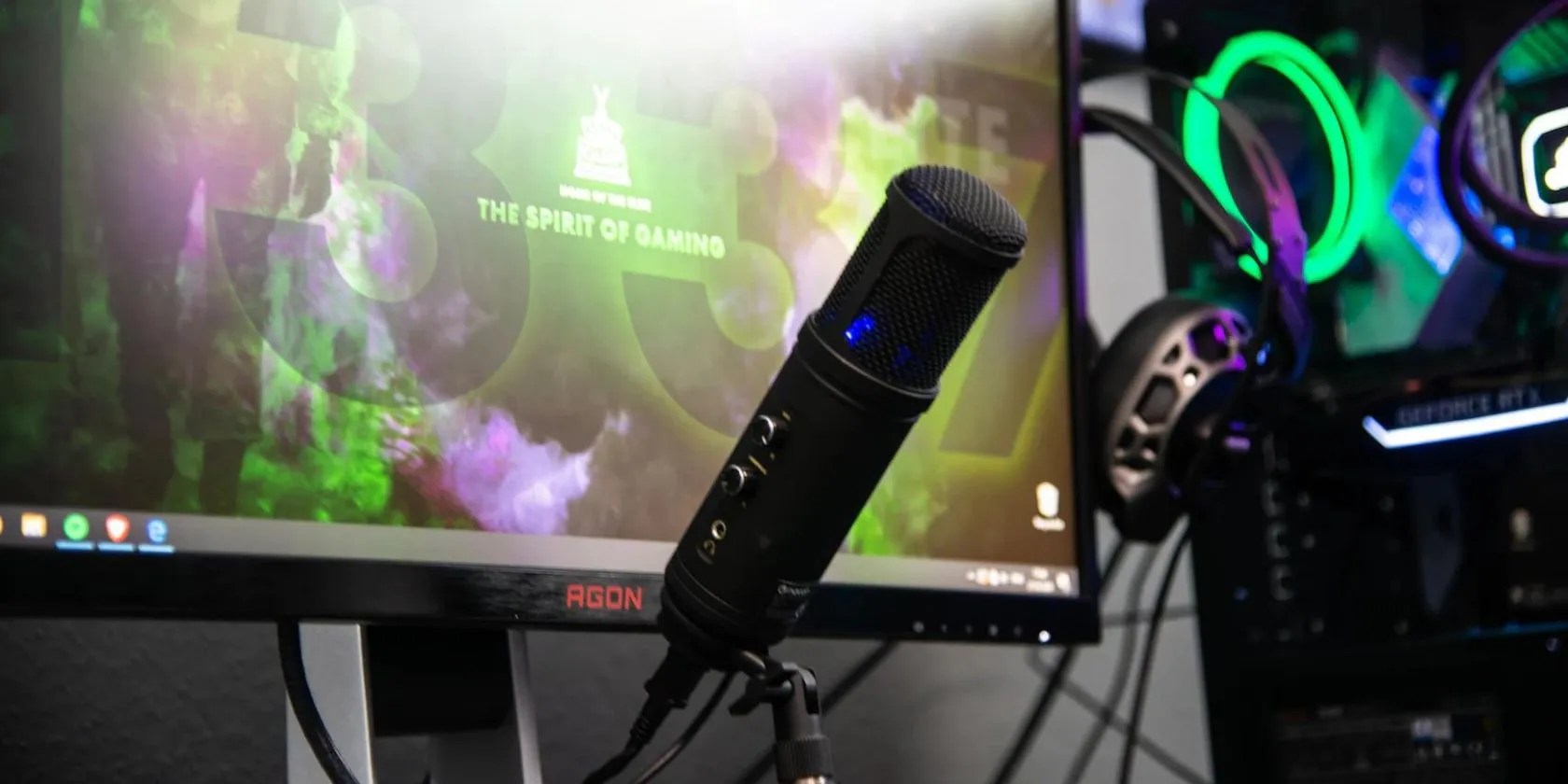 PC and microphone set up for a streaming