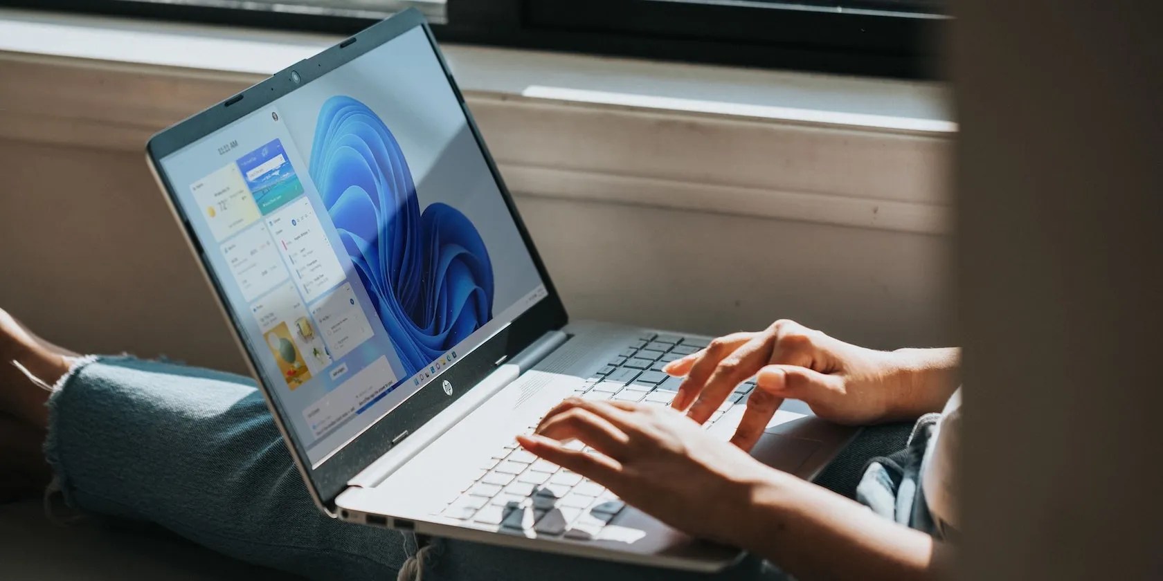 a person using a Windows laptop