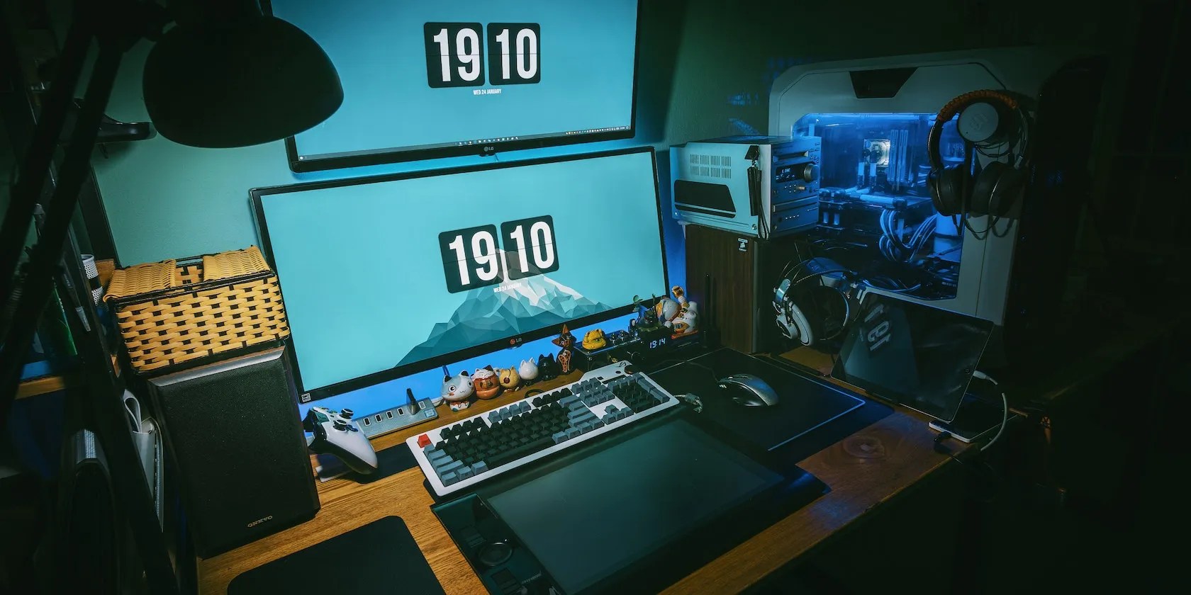 A gaming rig with two screens