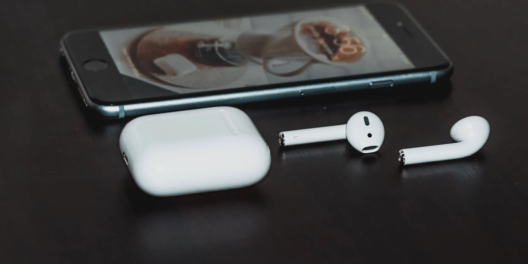 4 Ways to Pause Your AirPods MakeUseOf