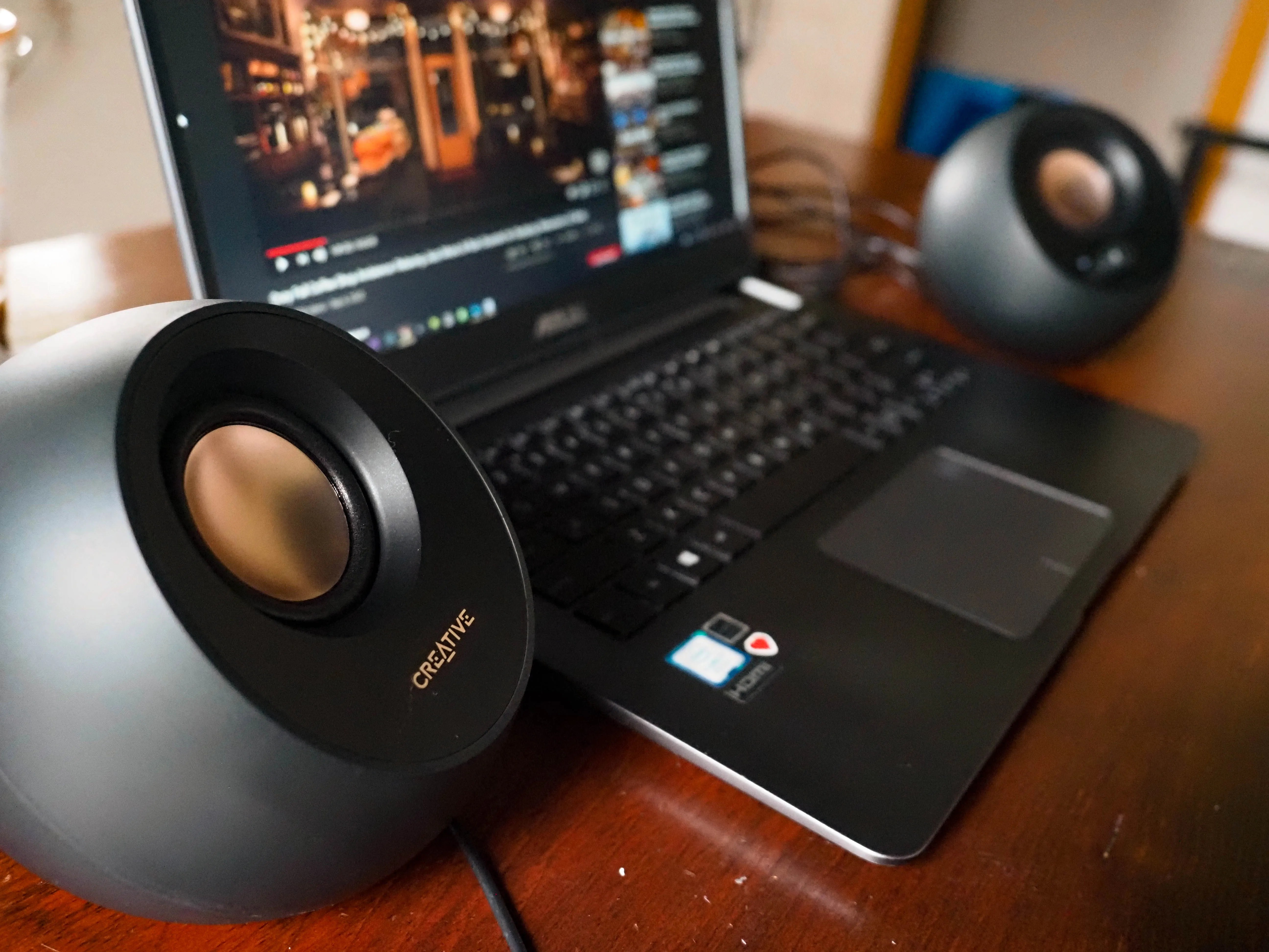 Creative Pebble V3: des haut-parleurs minimalistes élégants mais puissants