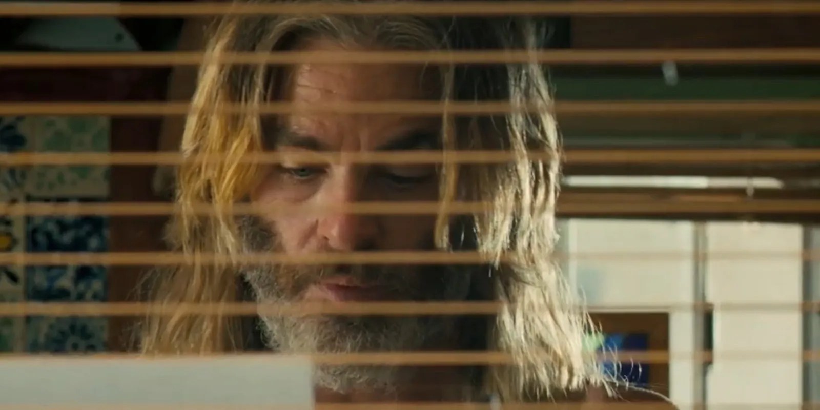 Chris Pine as Darren Barrenman behind blinds in Poolman