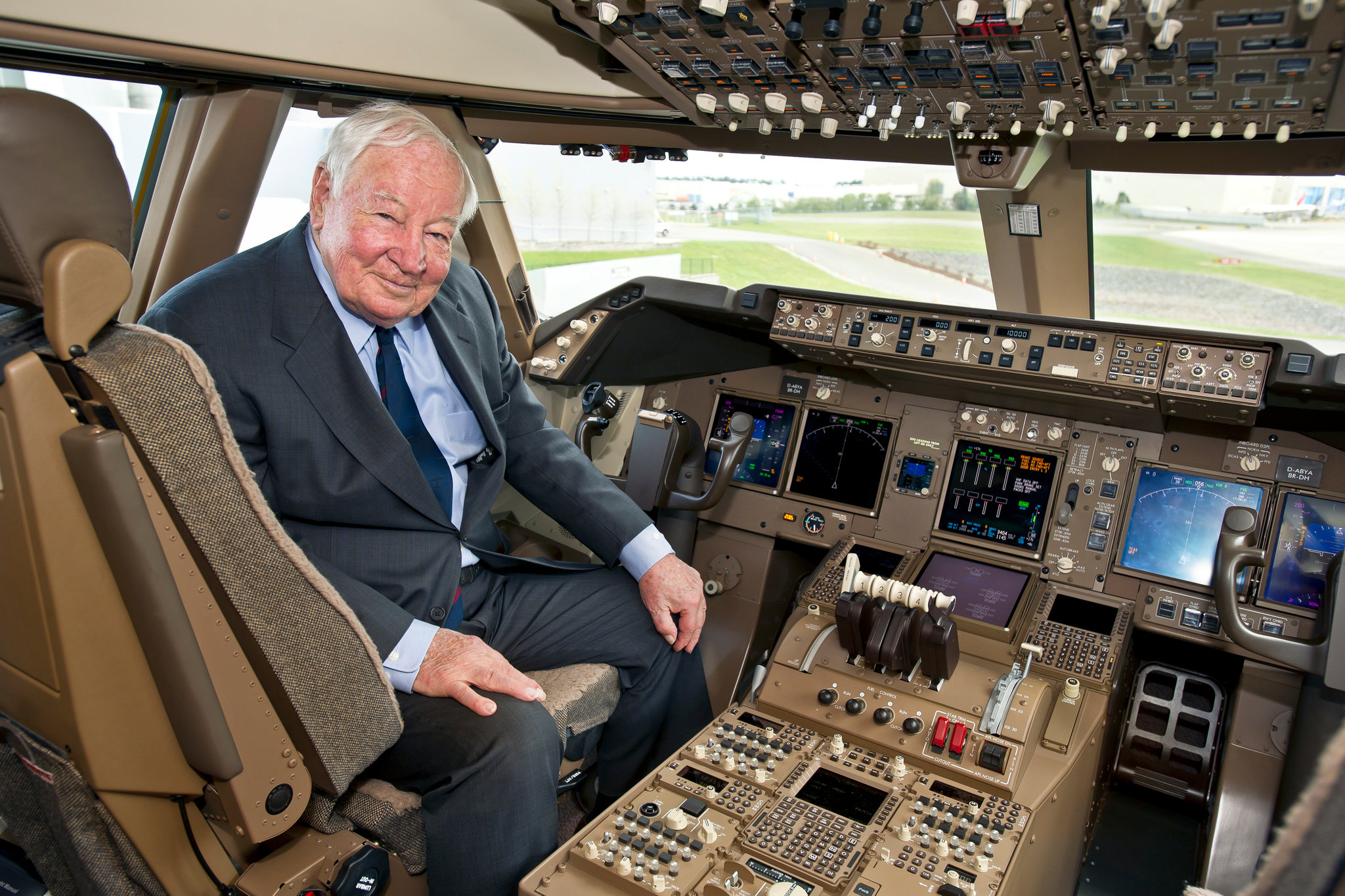 Joe Sutter, Who Led an Army in Building Boeing’s Jumbo 747, Dies at 95