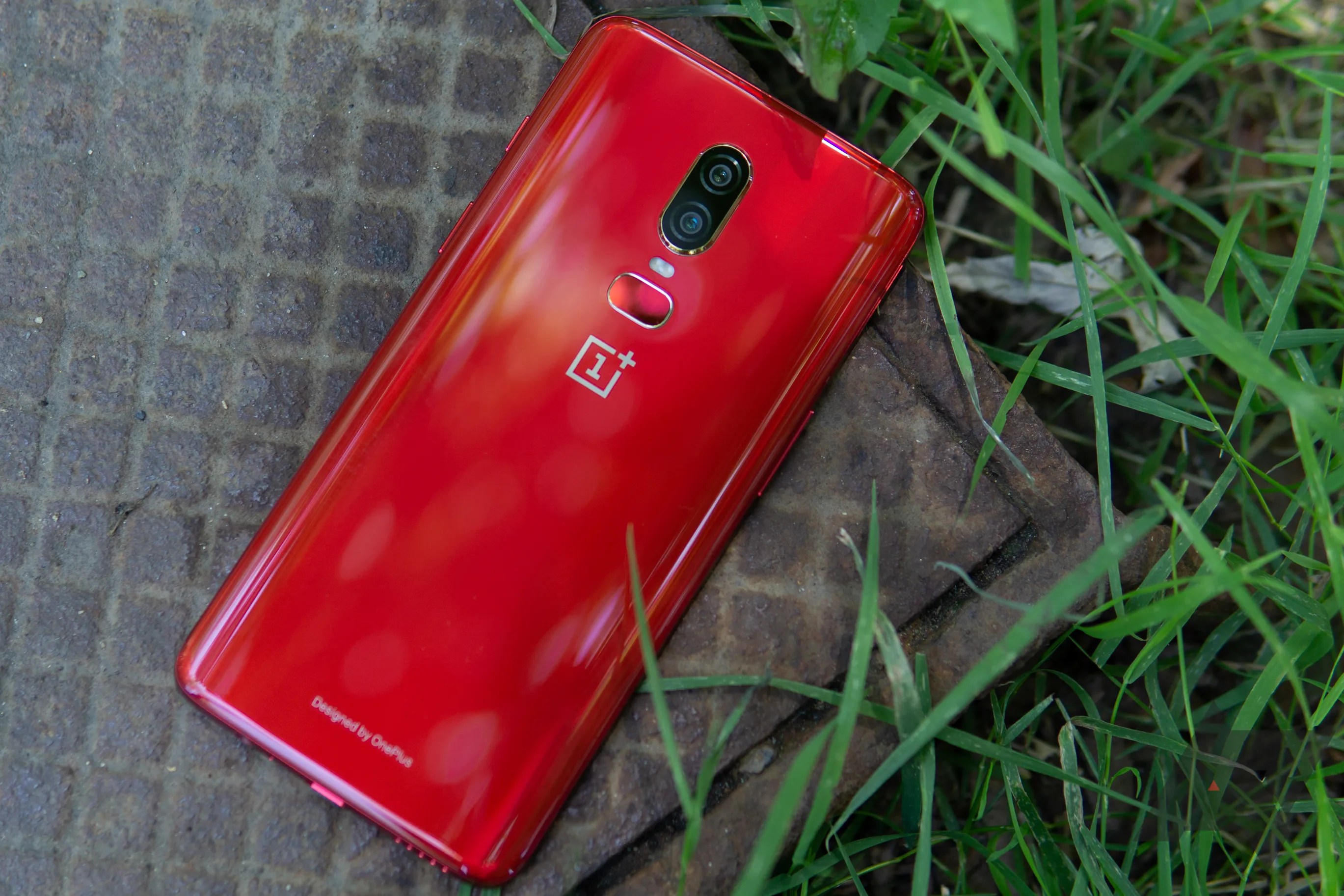 [Gallery] Red OnePlus 6 is a stunning example of why phones need more