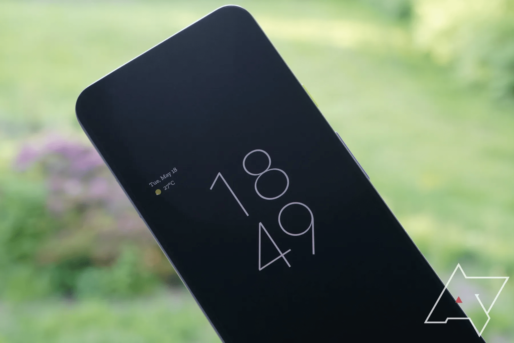 Android 12 has a huge clock