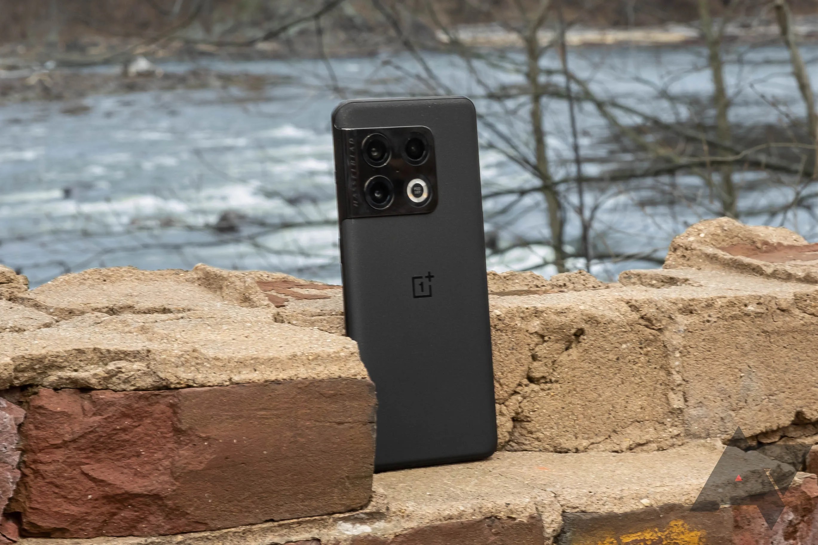 OnePlus 10 Pro river