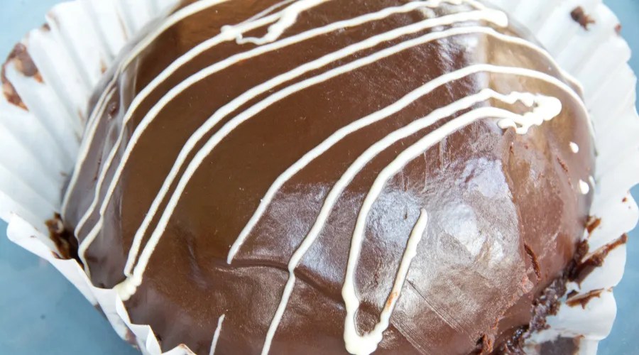 Chocolate mousse bomb in paper