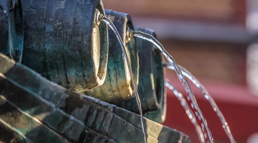 Fountain with wine vessel