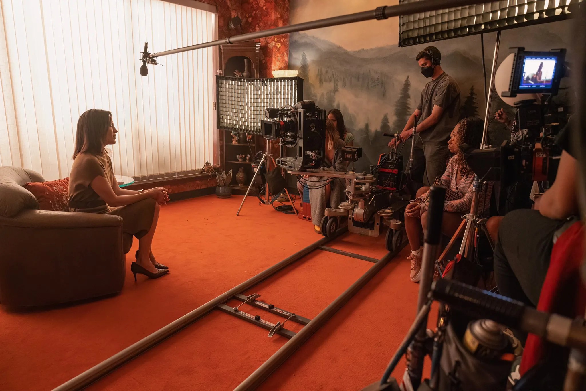 'Pretty Little Liars Summer School' Set Image Features Returning Cast