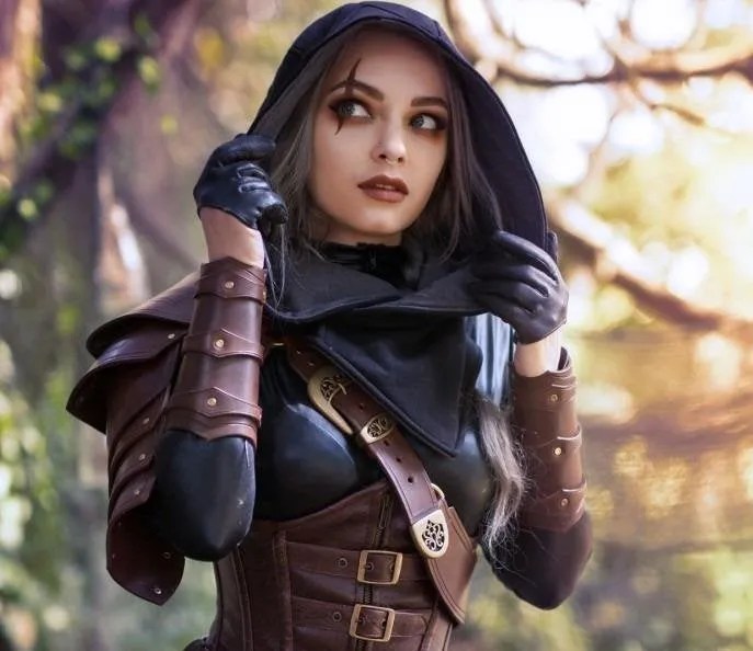Skyrim Fan Stuns in Enchanting Thieves Guild Cosplay