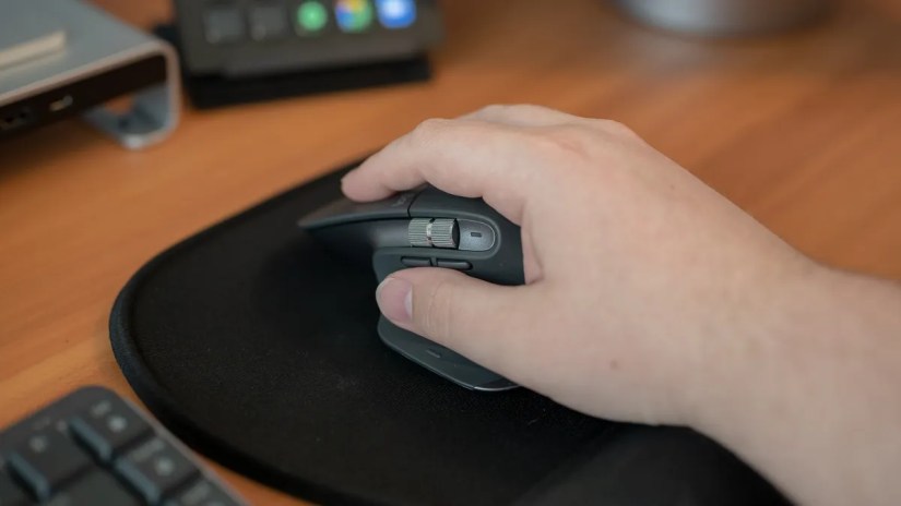 Logitech MX Master 3S&rsquo;s ergonomic design in a person&rsquo;s hand