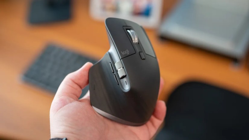 Logitech MX Master 3S&rsquo;s scroll wheels and buttons