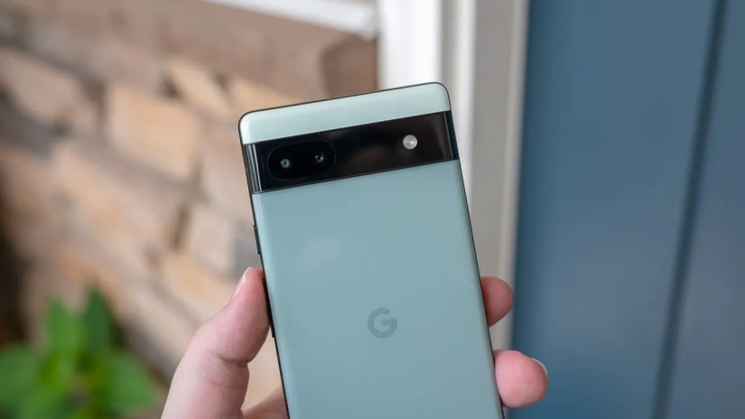 Google Pixel 6a&rsquo;s rear camera bar-2