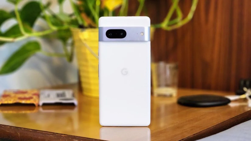 oogle Pixel 7 resting on a desk