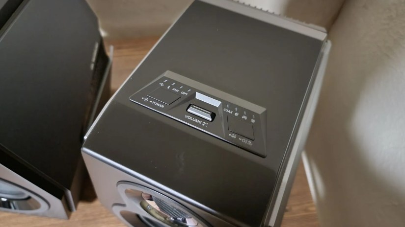 Volume and control buttons on top side of Edifier HECATE G5000 gaming speakers