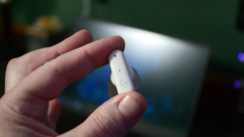 Single Logitech G Fits earbud