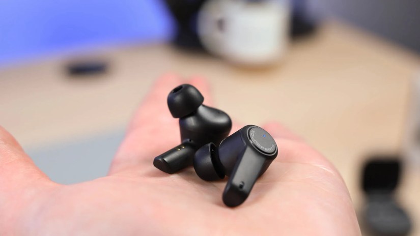 SoundPEATS T3 in hand