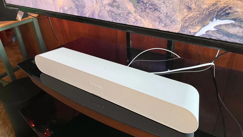Sonos Ray under TV