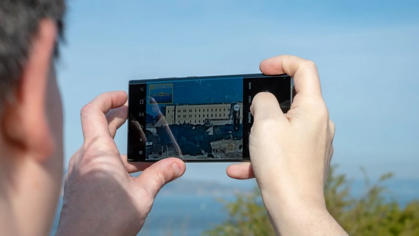 Person using the 100x zoom on the Samsung Galaxy S23 Ultra