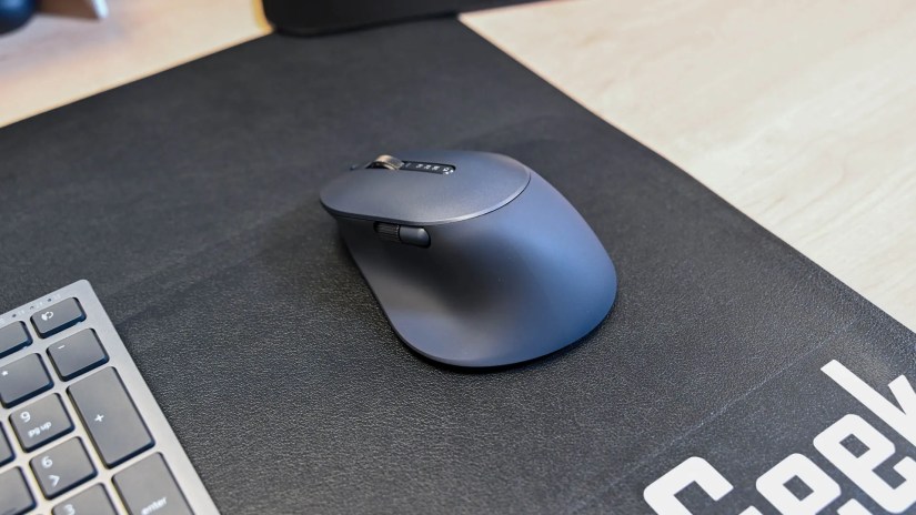 A front view of the Dell MS900 mouse.