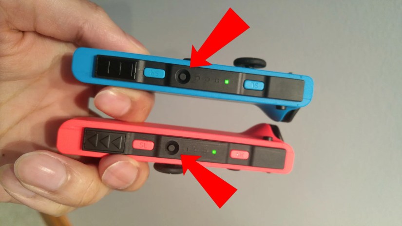 Red arrows pointing to the &ldquo;Sync&rdquo; buttons on two Joy-Cons.