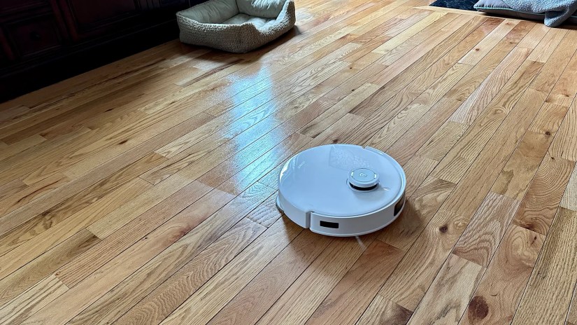 The DEEOBT T10 OMNI Robot mopping wooden floors