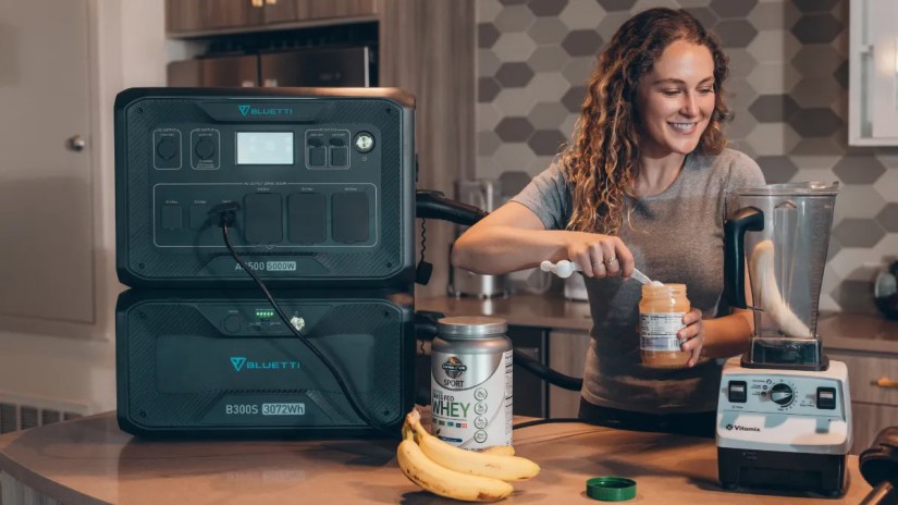 BLUETTI AC500 powering a blender