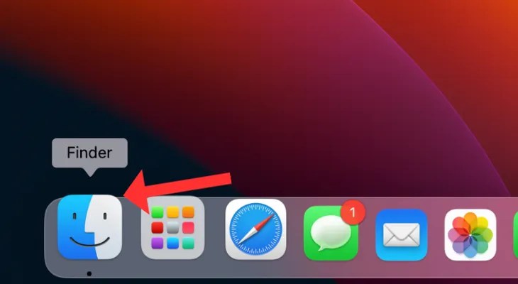 MacBook&rsquo;s Dock with an arrow next to the Finder app