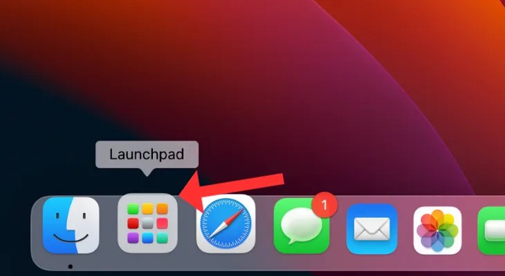 MacBook&rsquo;s Dock with an arrow next to the Launchpad app