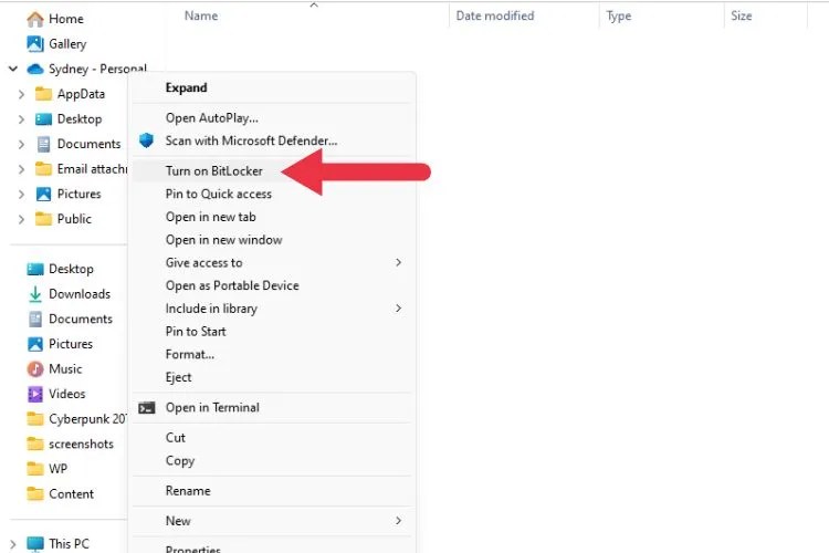 A red arrow points to the &lsquo;Turn on bitlocker&rsquo; option in the right-click context menu for a drive in Windows Explorer