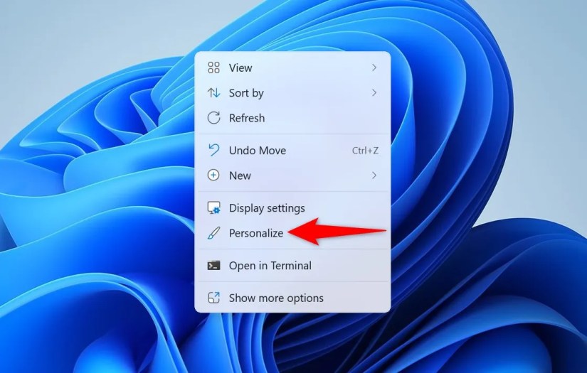 &lsquo;Personalize&rsquo; highlighted in the Windows desktop context menu.