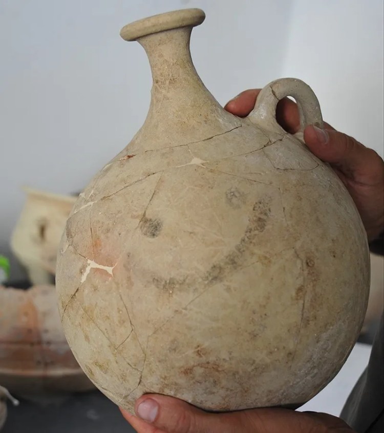 A smiley on a pot.