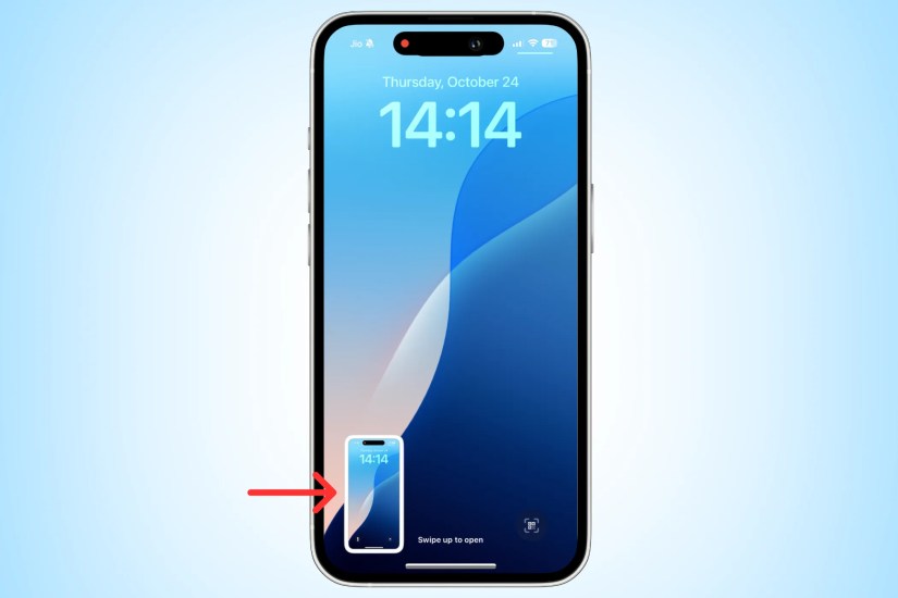 iPhone&rsquo;s screen with an arrow next to a screenshot&rsquo;s thumbnail.