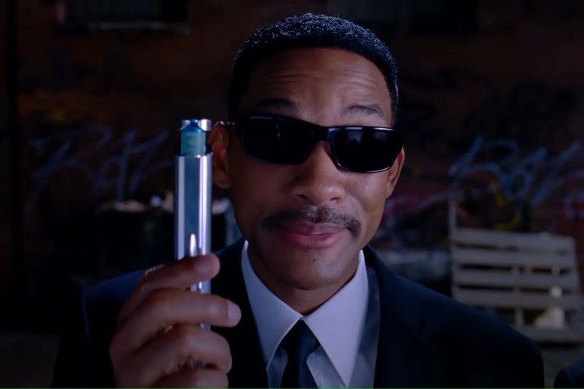 Agent J holding a neuralizer.