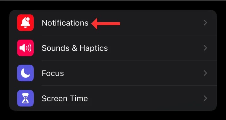 Screenshot of the iPhone&rsquo;s settings menu with an arrow next to the Notifications option.