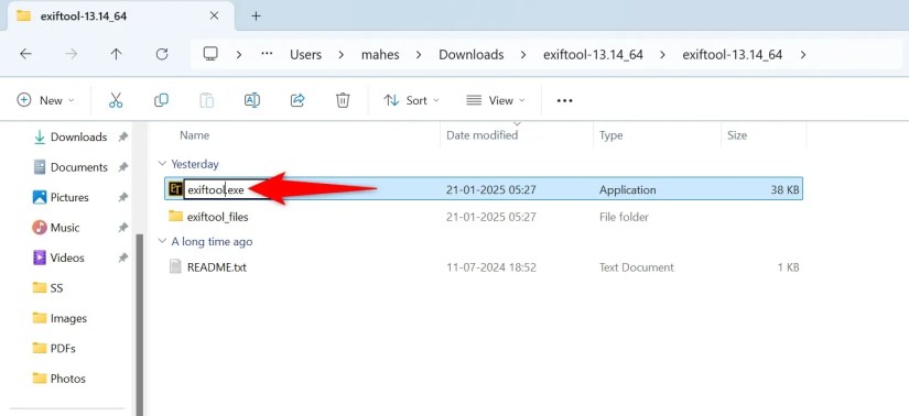 &ldquo;exiftool.exe&rdquo; highlighted in File Explorer.