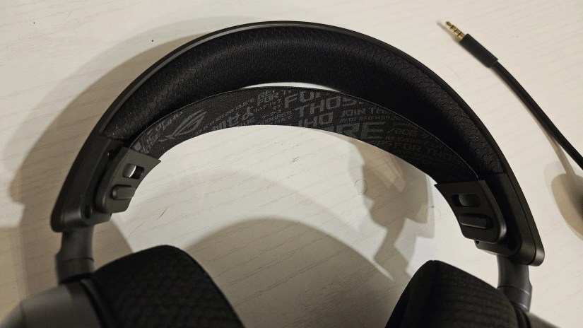 The adjustable headband of the ROG Pelta.
