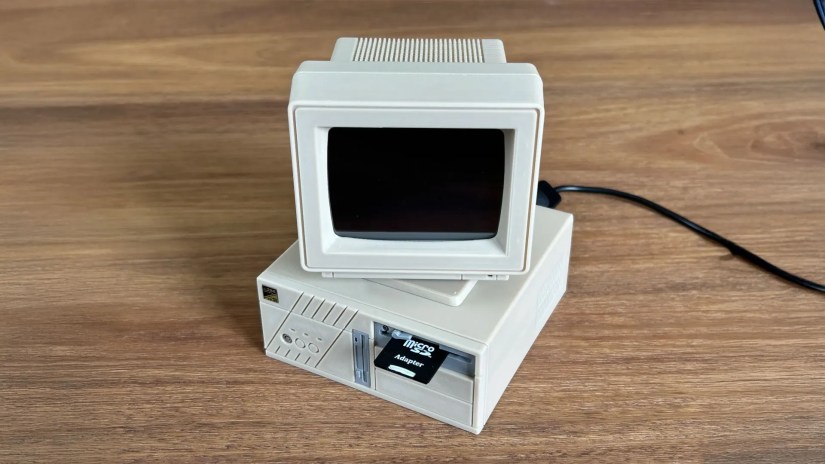 Old-style-PC-with-screen-based-on-a-Raspberry-Pi-3D-print.