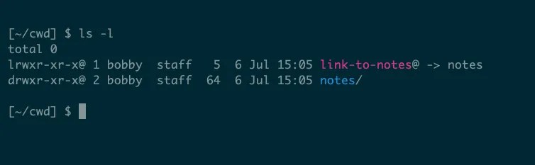 The listing of a directory showing one sub-directory and a symbolic link to that sub-directory.
