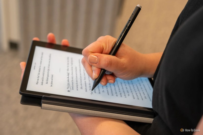 The Kobo Elipsa 2E in a person&rsquo;s hands while taking notes.