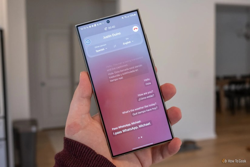 Person using the Live Translate AI feature durig a call on the Samsung Galaxy S24 Ultra