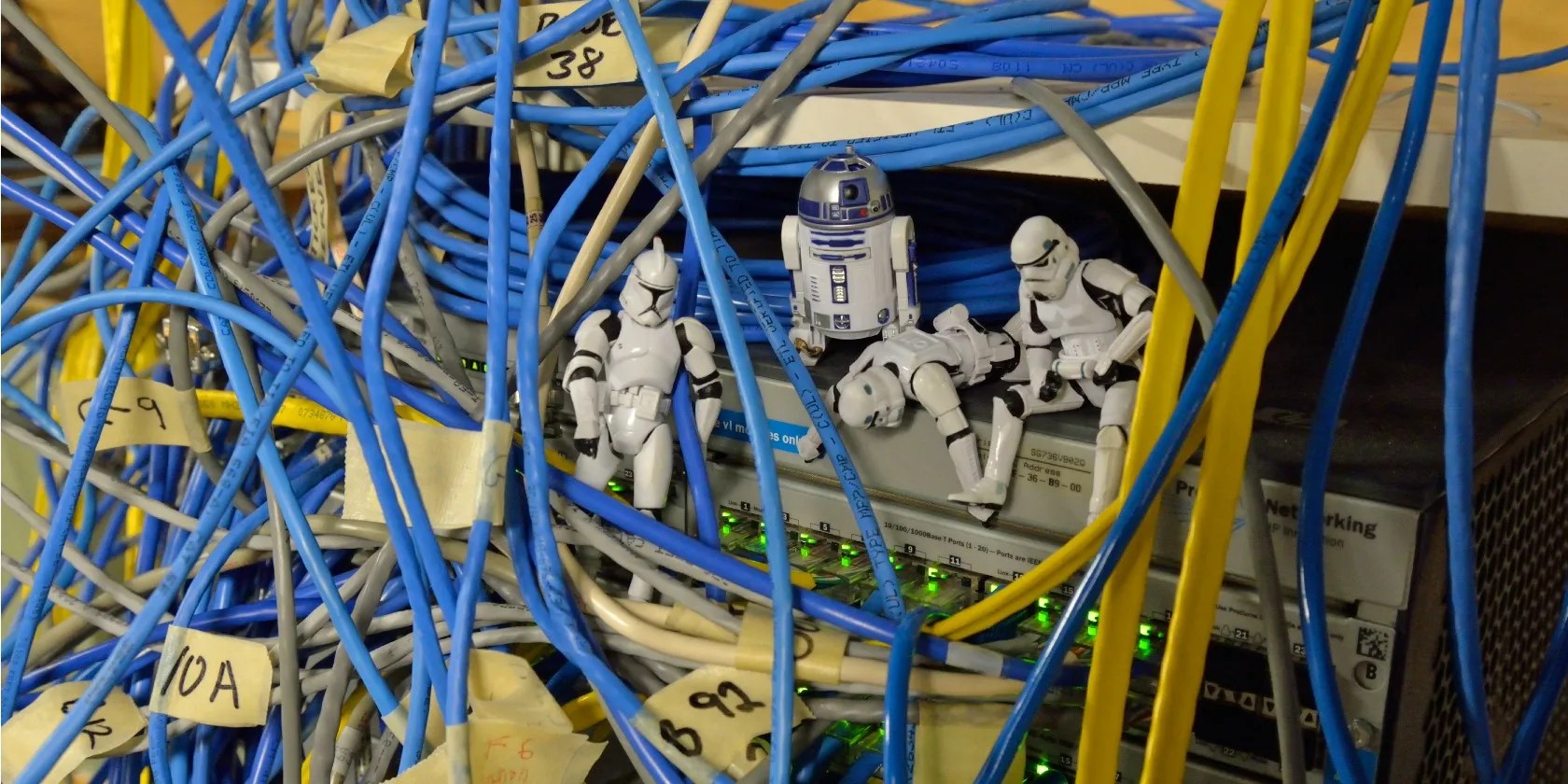 7 Tips to Keep the Cables Under Your Desk Tidy