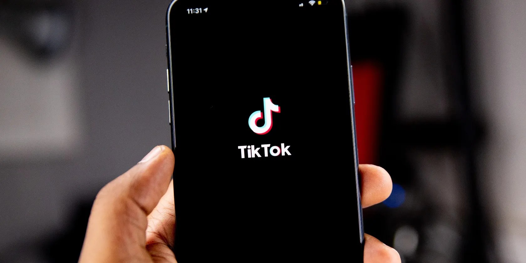 TikTok's New Green Screen Duets Combine Two of Its Most Popular Features(09)