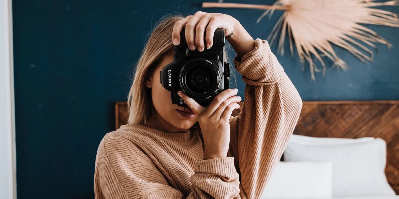 6 Mirror Selfie Poses You Need to Try