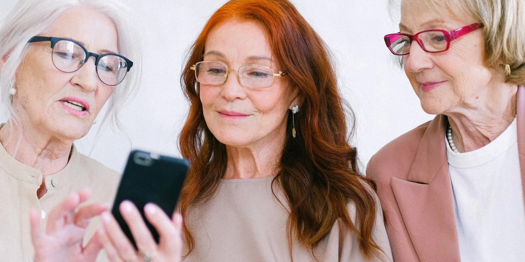 8 communautés en ligne pour les seniors à rejoindre